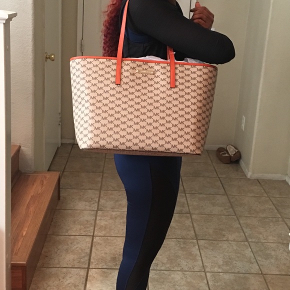 Michael Kors Emery Large Tote - Picture 6 of 8